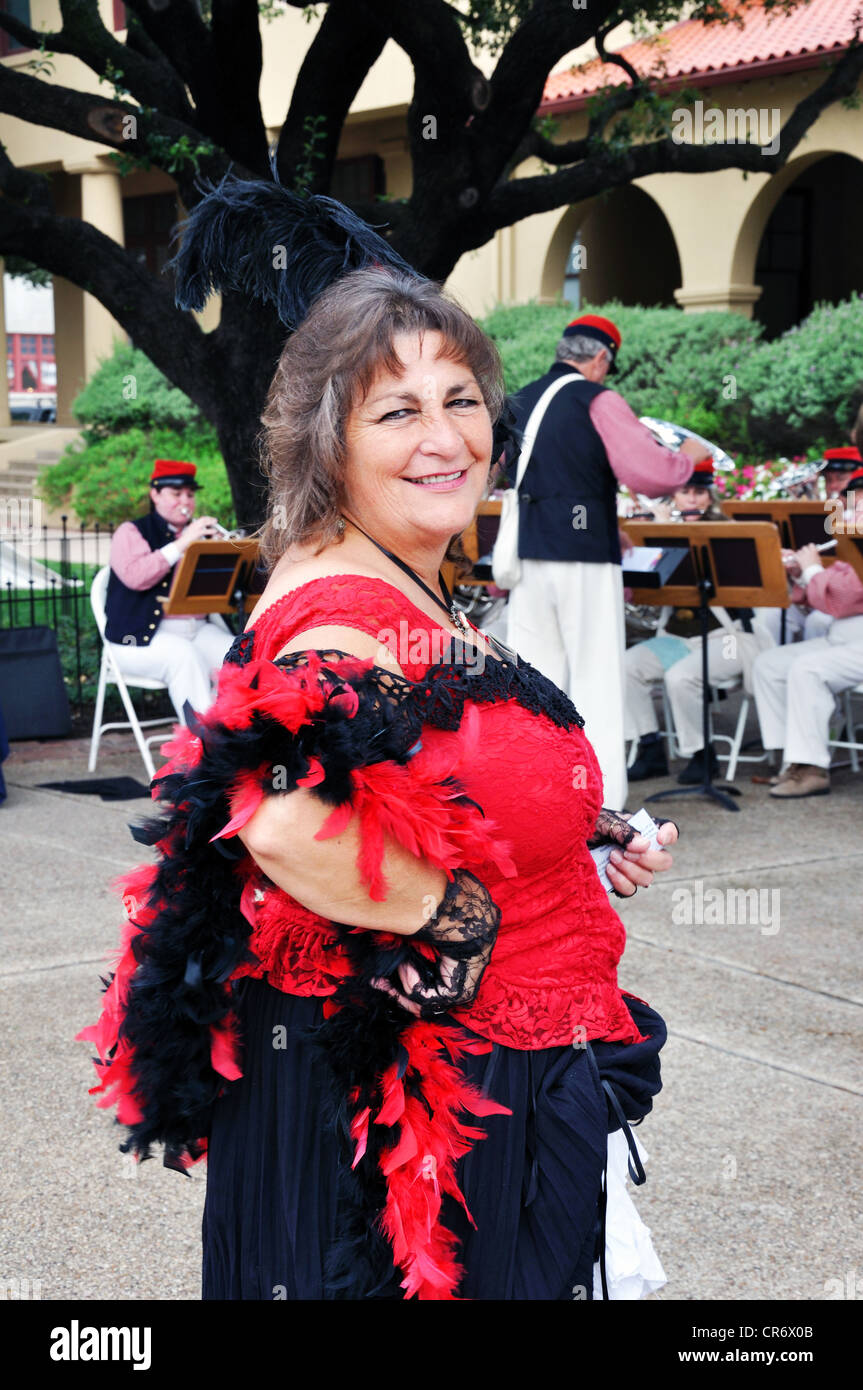 Alte West Reenactment in Fort Worth, Texas, USA - Cabaret-Tänzerin im historischen Kleid Stockfoto