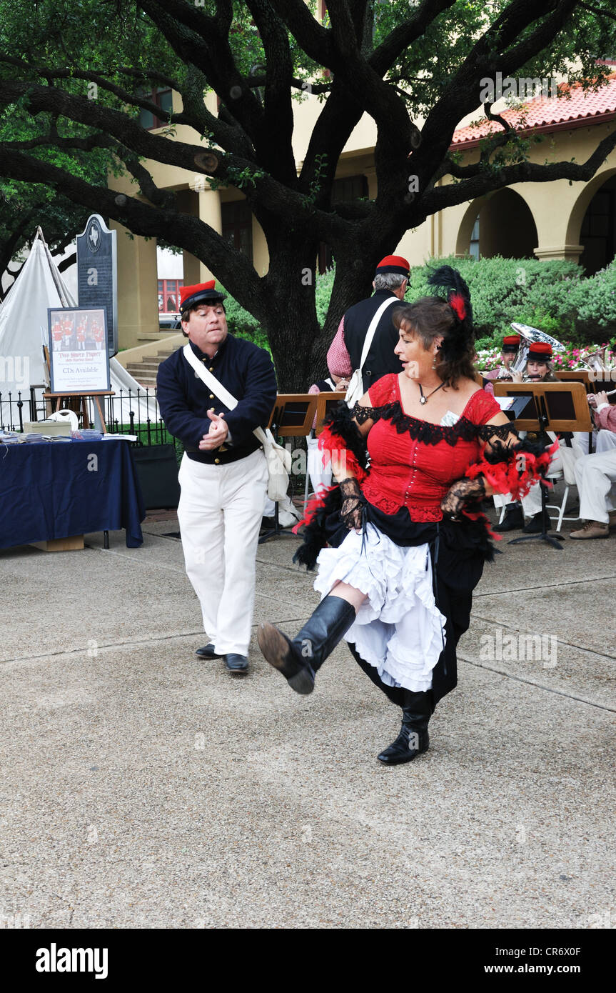 Alte West Reenactment in Fort Worth, Texas, USA - Cabaret-Tänzerin im historischen Kleid Stockfoto