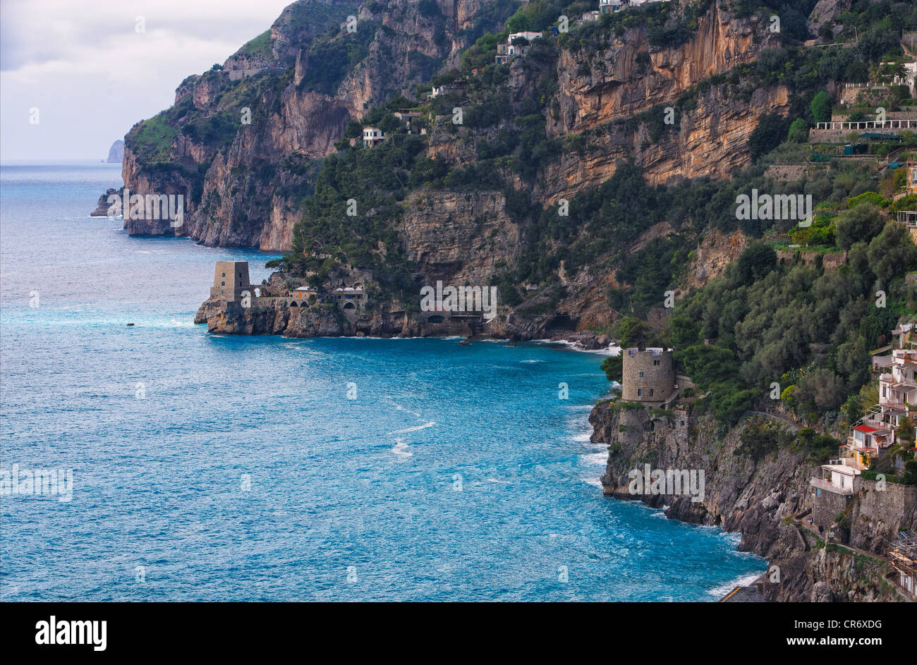 High Angle View of Klippen entlang dem Meer, Positano, Amalfiküste, Kampanien, Italien Stockfoto