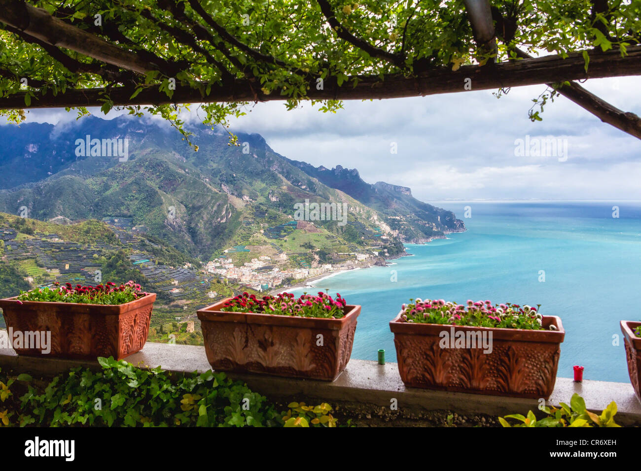 Malerische Aussicht unter einem Spalier, Ravello, Amalfiküste, Kampanien, Italien Stockfoto