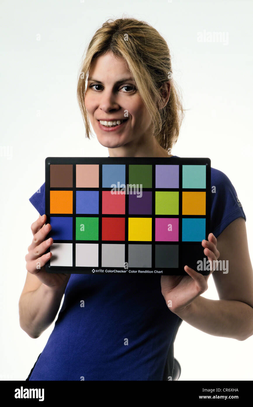 Junge Modell Frau mit Farbkarte Referenz während der Studioaufnahmen Stockfoto