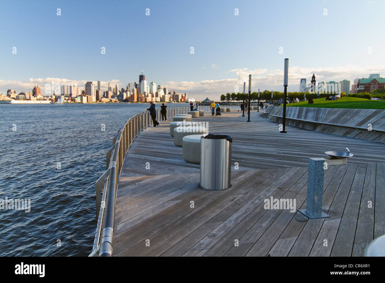 Weitwinkel-Blick auf den Pier C Park mit Manhattan und Hoboken Skyline, New Jersey Stockfoto