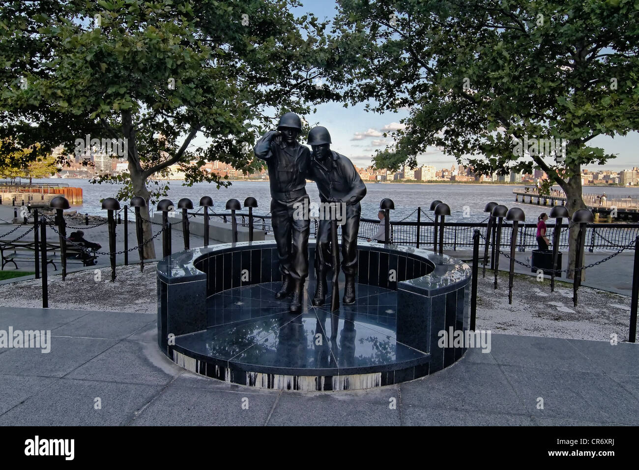 Zwei Soldaten Bronze Skulptur, World War II Memorial, Hoboken New Jersey Stockfoto
