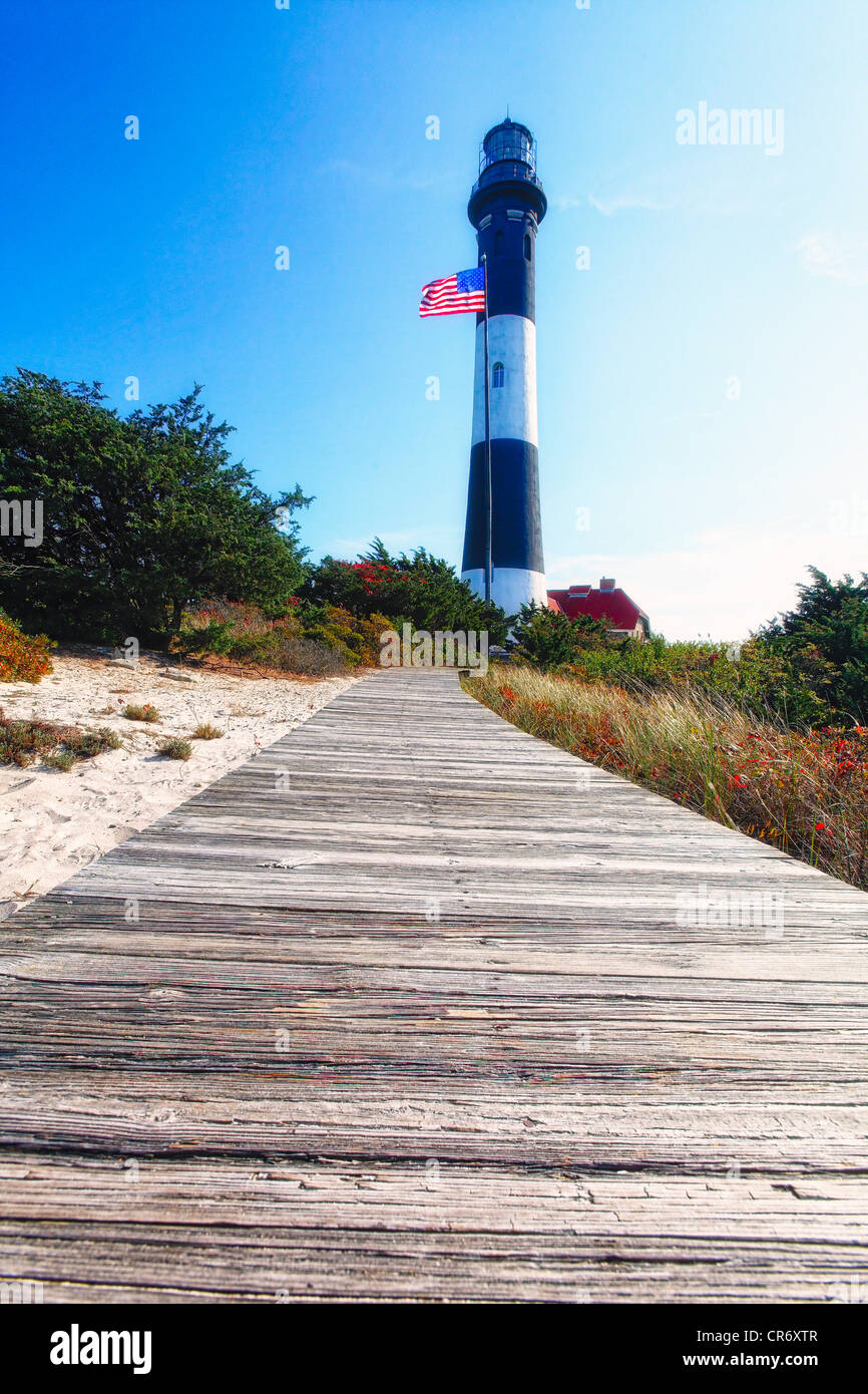 Niedrigen Winkel Blick auf der Feuerinsel Leuchtturm mit einer Promenade, Long Island, New York Stockfoto