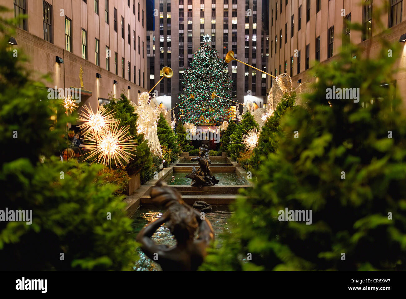 Blick auf das Rockefeller Center Weihnachtsbaum in der Nacht, New York City Stockfoto