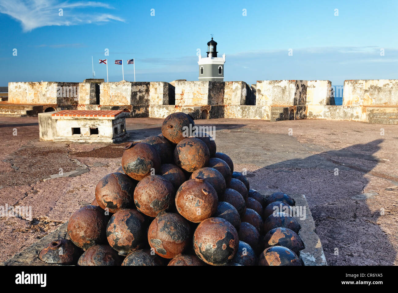 Aufgestapelt Kanonenkugeln auf Bastion, Fort San Felipe del Morro, San Juan, Puerto Rico Stockfoto