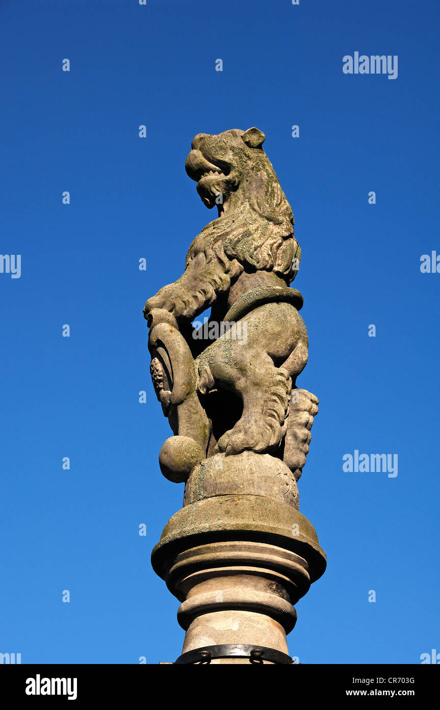 Skulptur eines Löwen halten die Coburger Wappen auf dem Spengler-Brunnen, 1621, vor blauem Himmel, Markt-Quadrat, Coburg Stockfoto