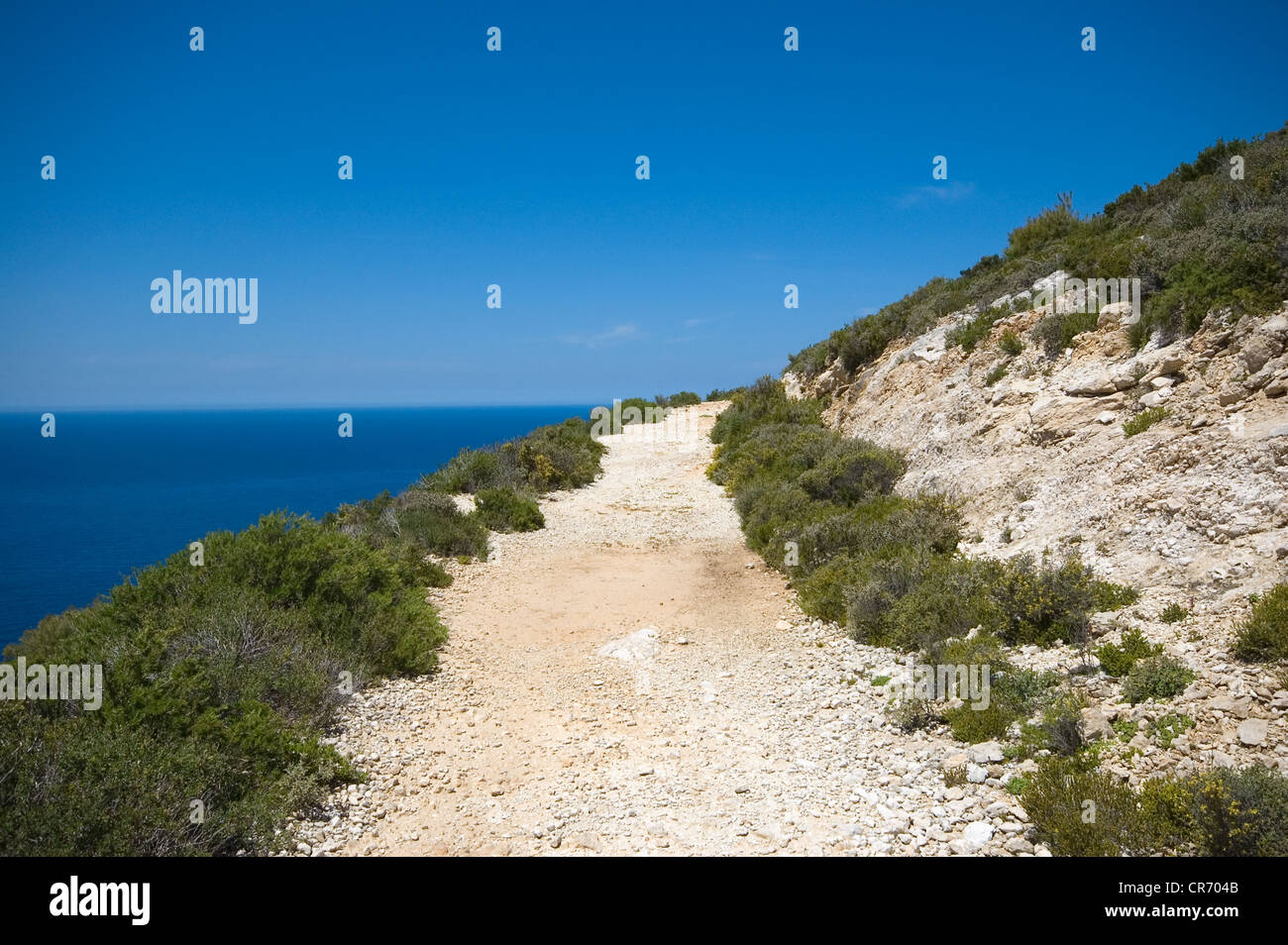 Kiesweg am Hang des Berges Stockfoto