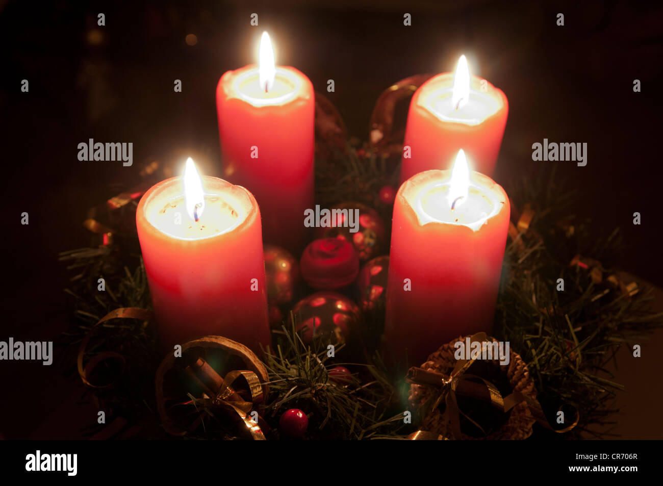 Weihnachten-Adventskranz mit brennenden Kerzen Stockfoto