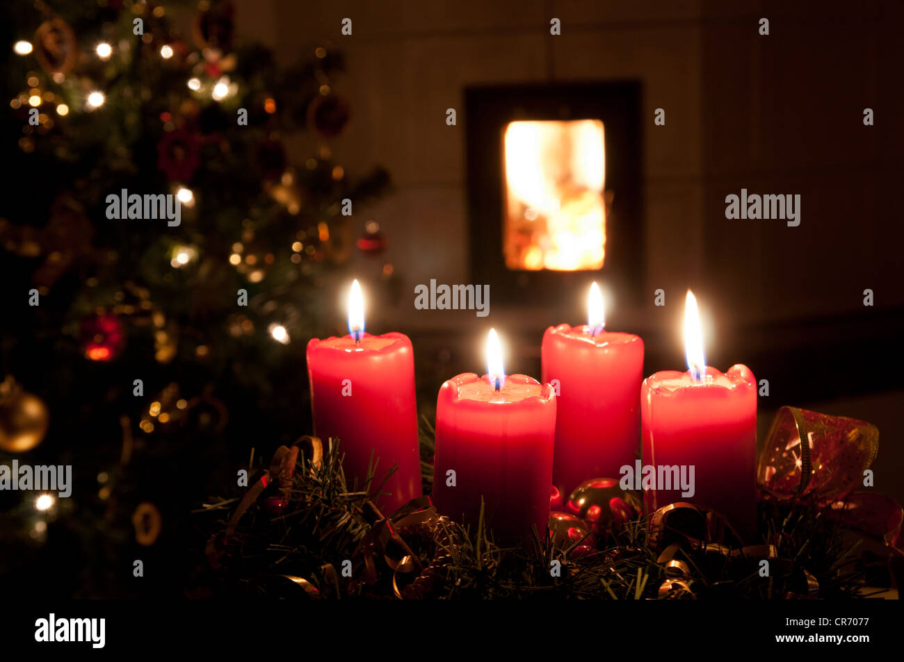 Weihnachten-Adventskranz mit brennenden Kerzen Stockfoto