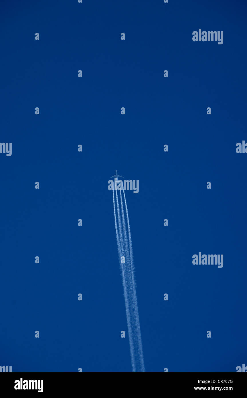 Passagierflugzeug mit Con-Strecken, blauer Himmel, Ramsau, Upper Bavaria, Bayern, Deutschland, Europa Stockfoto