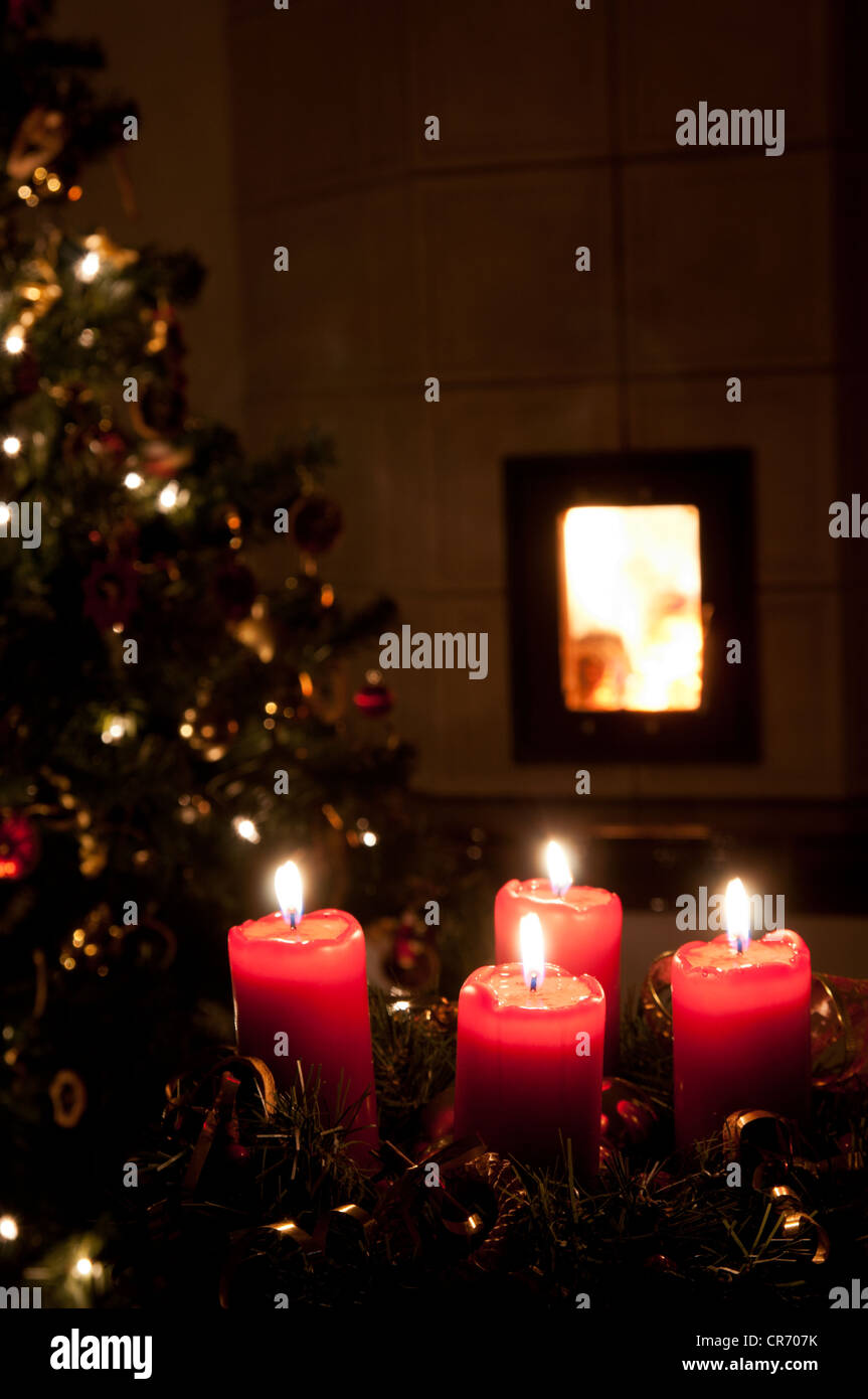 Weihnachten-Adventskranz mit brennenden Kerzen Stockfoto