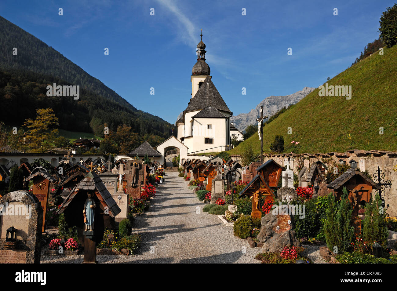 Friedhof von 1897 mit der Pfarrei St. Sebastian an der Rückseite, Ramsau, Oberbayern, Deutschland, Europa Stockfoto