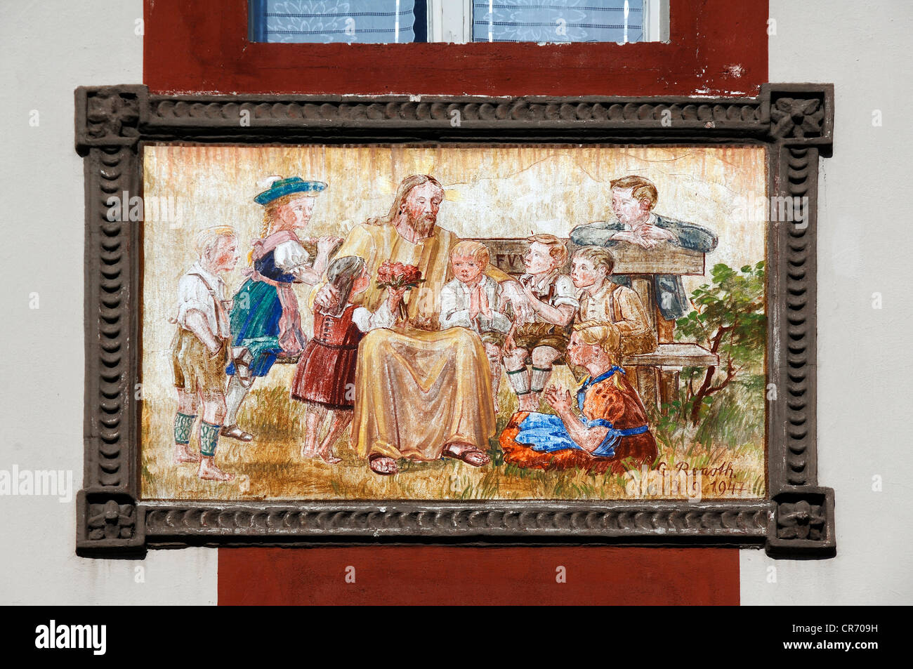 "Jesus mit Kindern auf einer Bank", Fresko von 1947, auf alten Schulhaus, Marktplatz 2, Berchtesgaden, Oberbayern Stockfoto