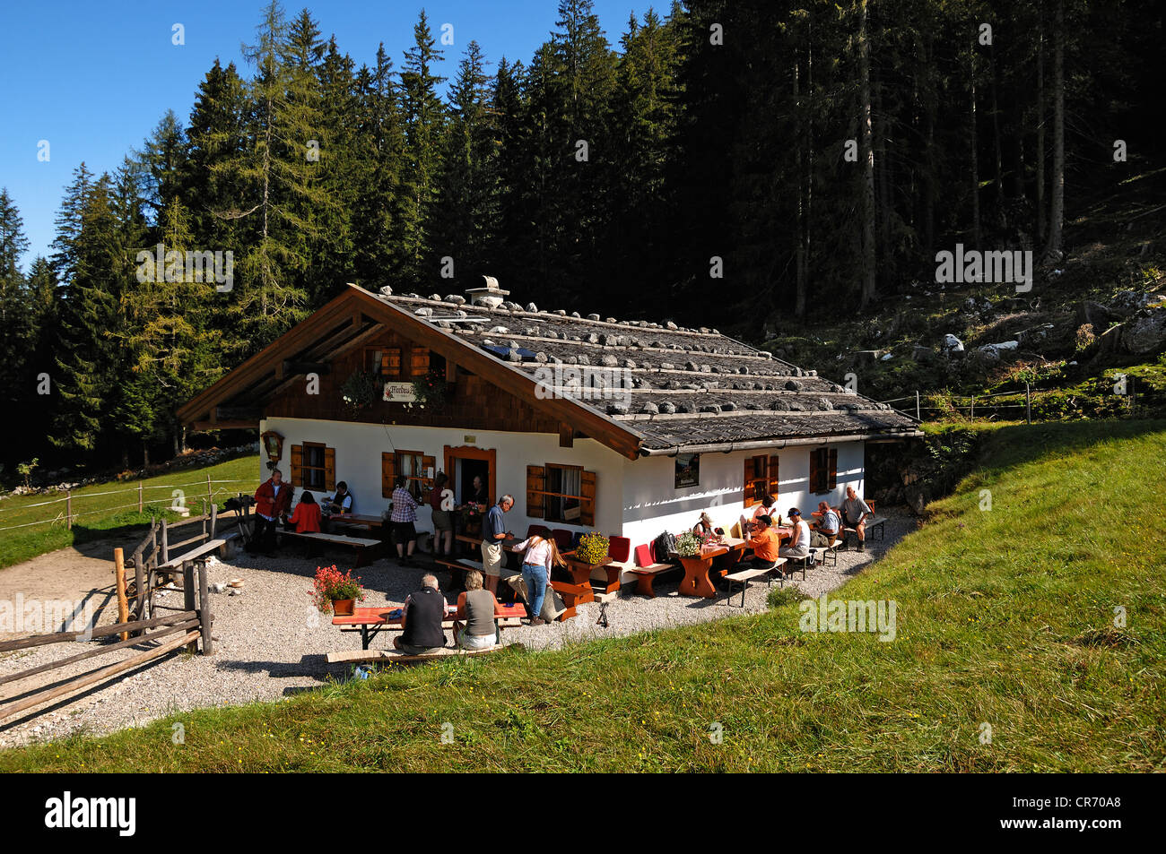 Mordaualm, Höhe 1200m, bei Wanderern, Alm mit Inn, Ramsau, Upper Bavaria, Bayern, Deutschland, Europa Stockfoto