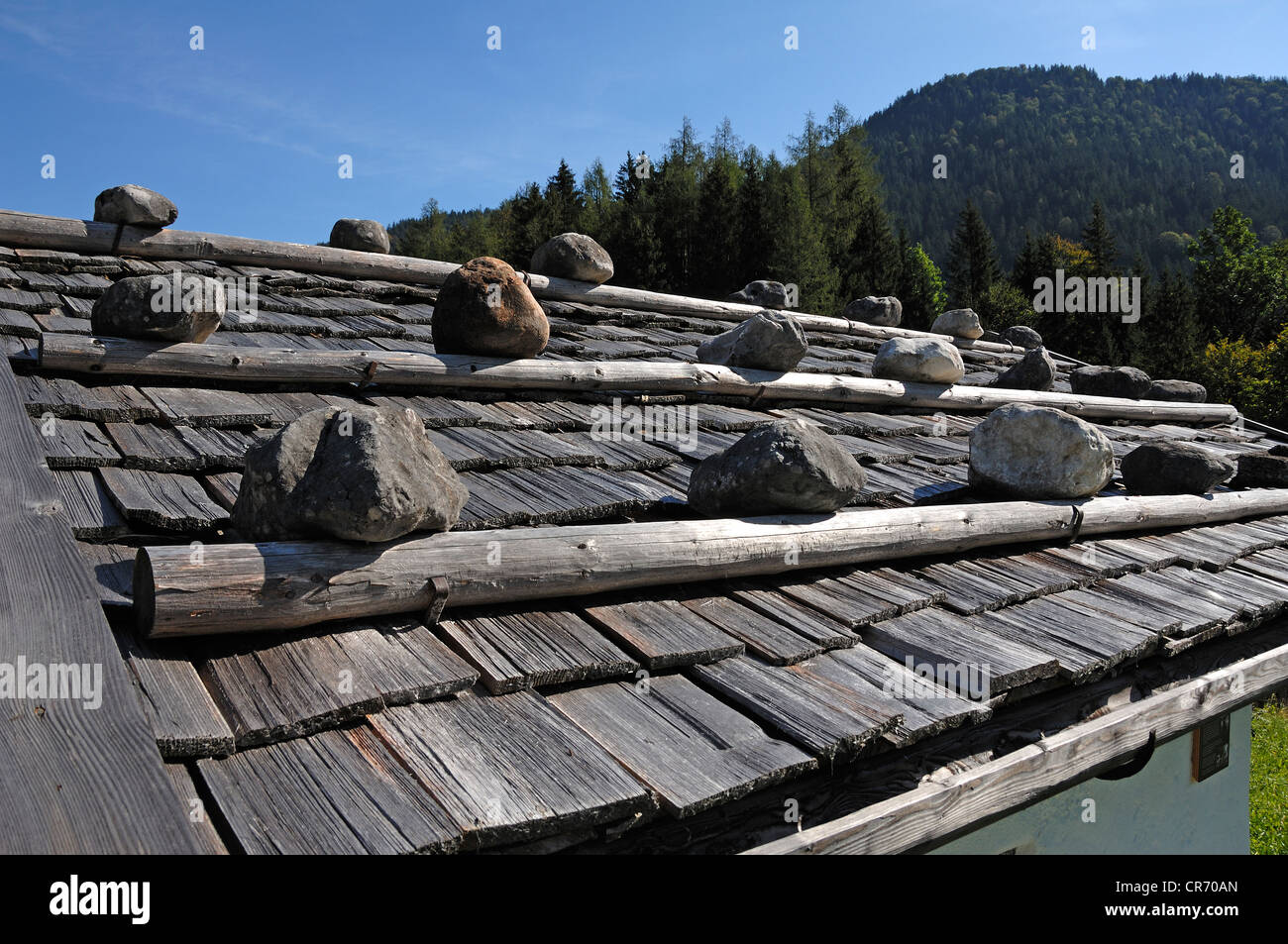 Schindeldach gewichtet mit Felsen, Ramsau, Oberbayern, Deutschland, Europa Stockfoto