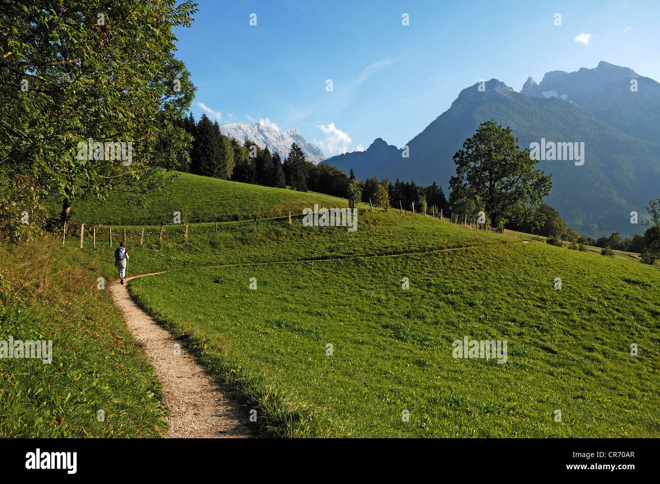 Soleleitungsweg, Wanderweg, mit Wanderer über Ramsau mit Blick auf die Berge, Westwand des Mt Watzmann, rechts Stockfoto