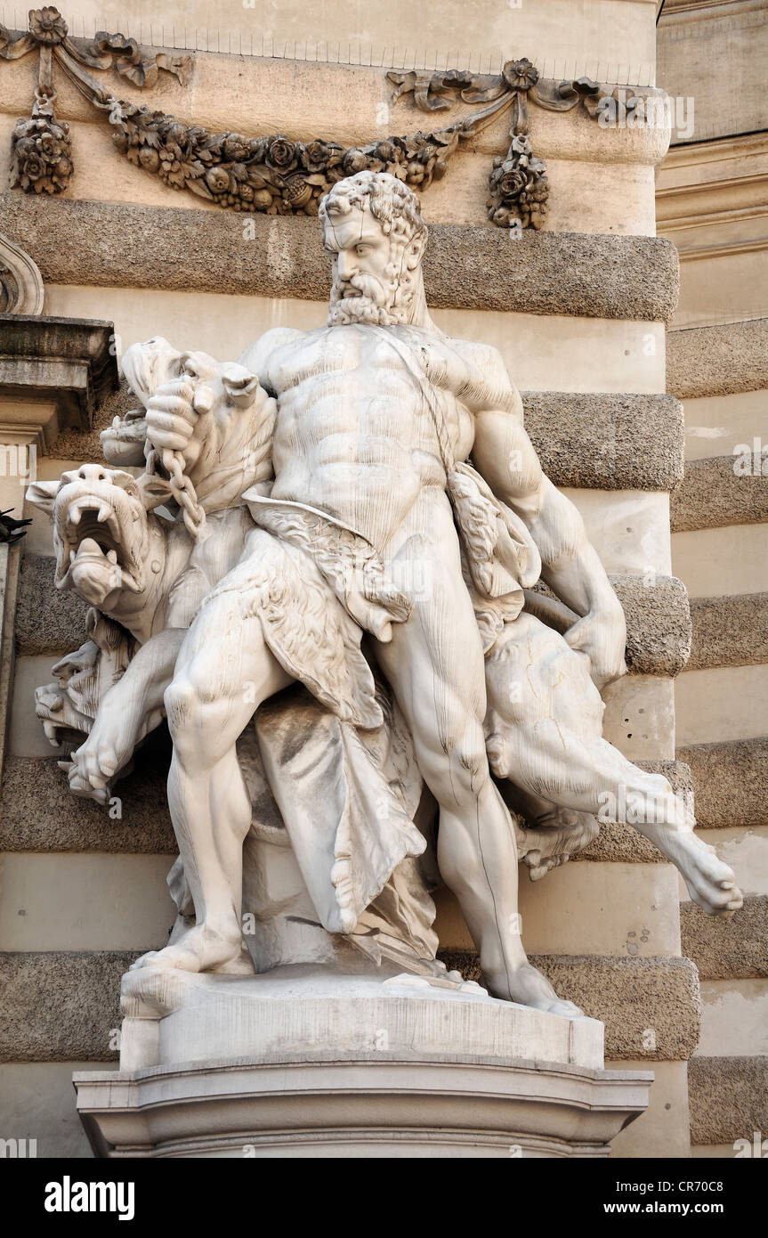 Herkules Cerberus aus der Unterwelt zurückholen, Skulptur 1893, vor der Hofburg Stockfoto