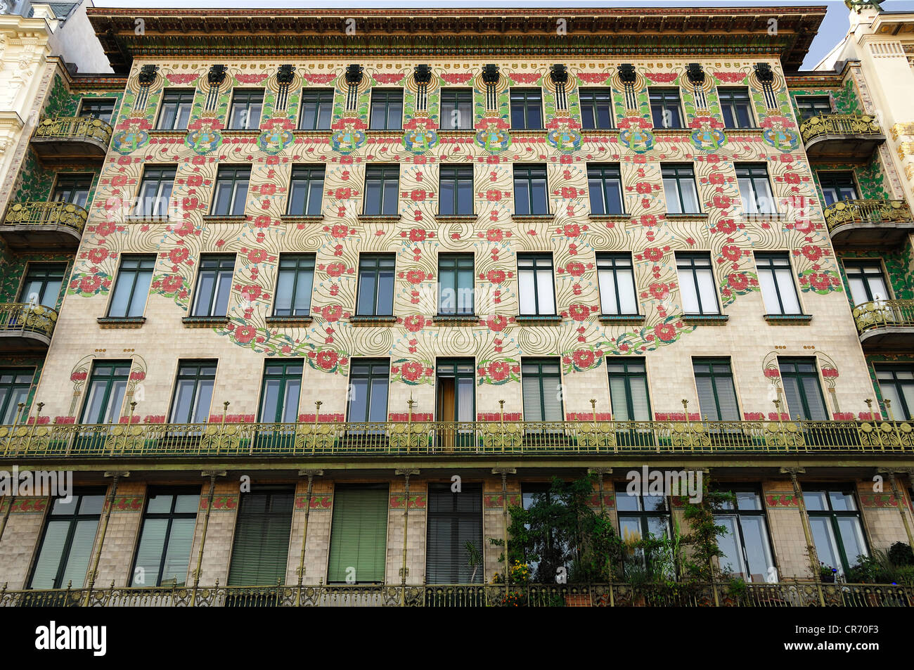 Majolikahaus, gesamte Fassade, Jugendstil, 1898 von Kolo Moser, Linke Wienzeile 40, links Wien Zeile, berühmte Mehrfamilienhäuser Stockfoto