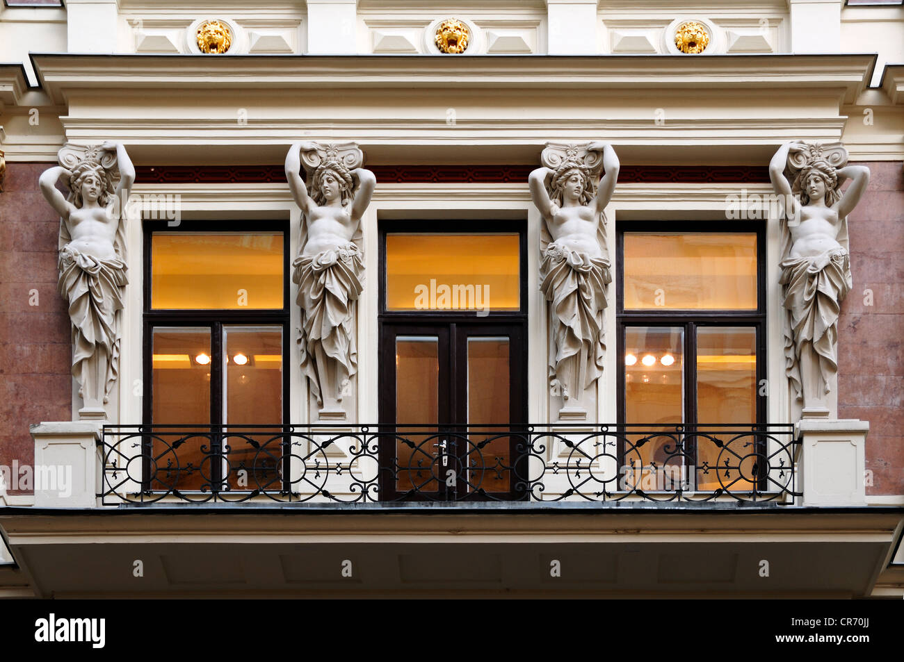 Vier Carriatides auf dem Balkon eines wohlhabenden bürgerlichen Hauses, des 19. Jahrhunderts Kärntnerstraße 5, Wien, Austria, Europe Stockfoto