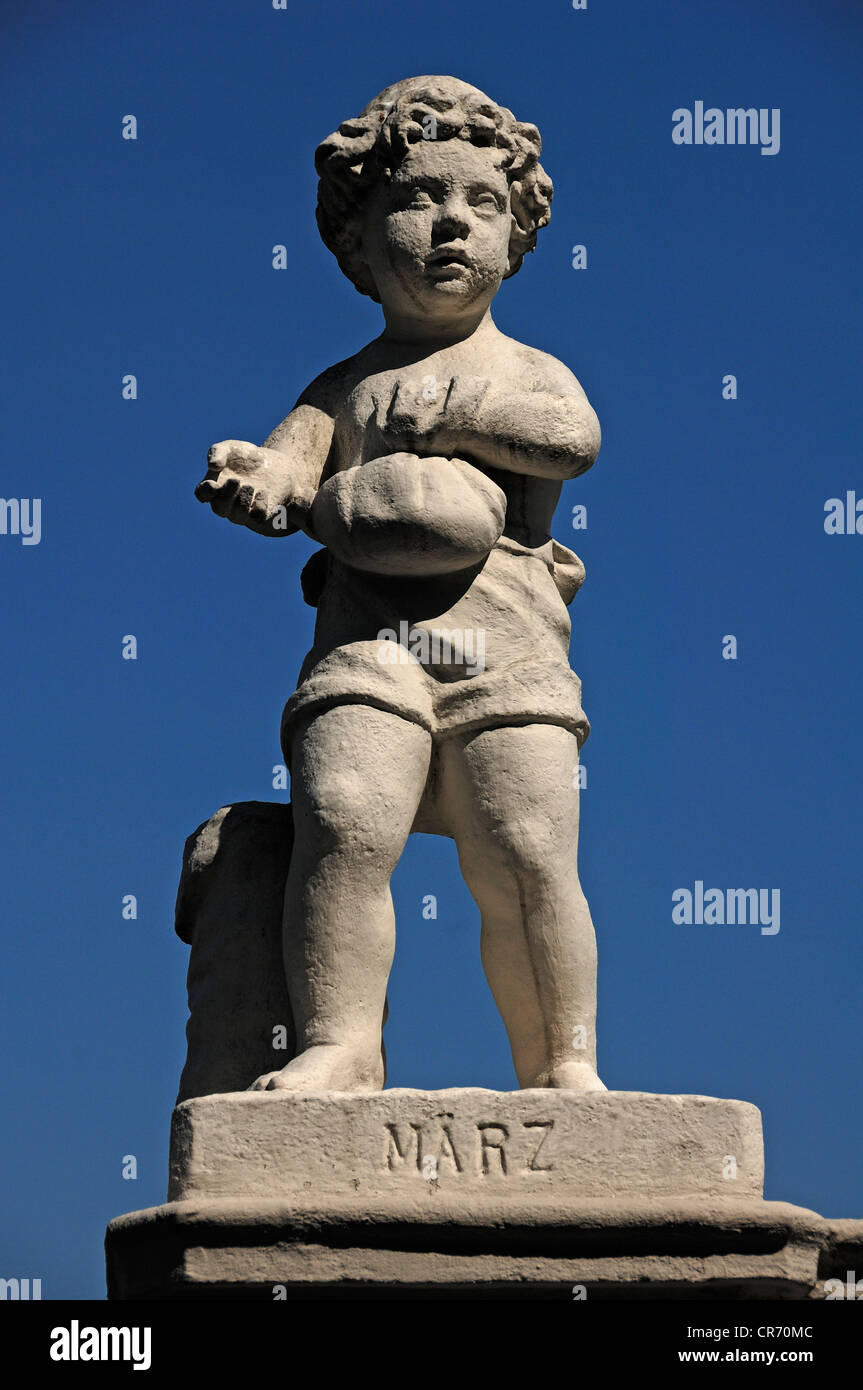 Statue eines Aussaat Kindes vor blauem Himmel, Symbol für den Monat März, Oberes Schloss Belvedere Palast Stockfoto