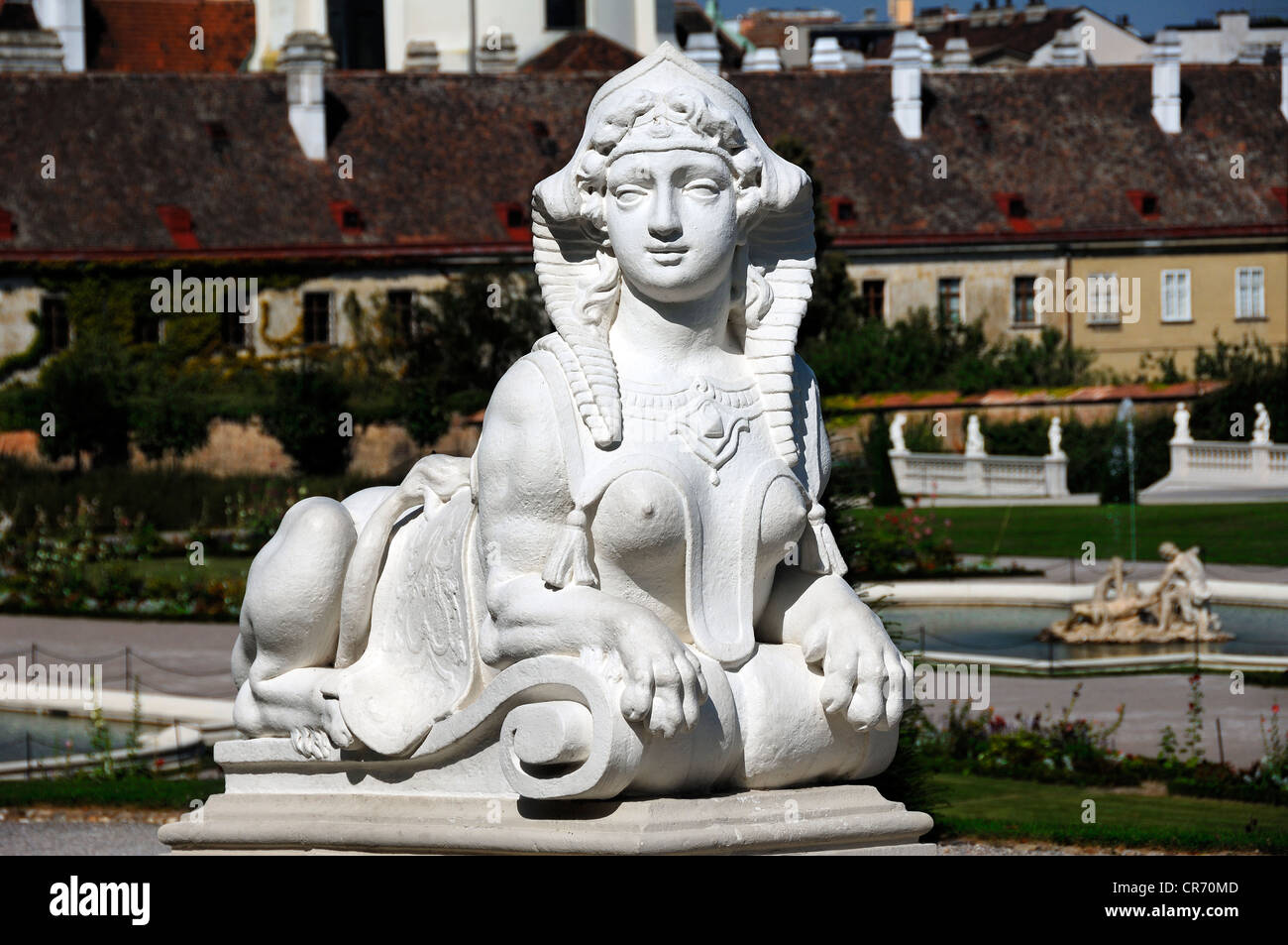 Skulptur einer Sphinx gegen einen blauen Himmel im Palazzo Oberes Schloss Belvedere, Unteres Schloss Belvedere Palast auf der Rückseite Stockfoto