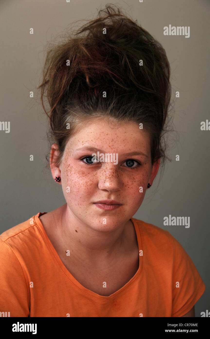 Mädchen, 11 Jahre alt, mit toupierten Haaren und Sommersprossen, Porträt Stockfoto