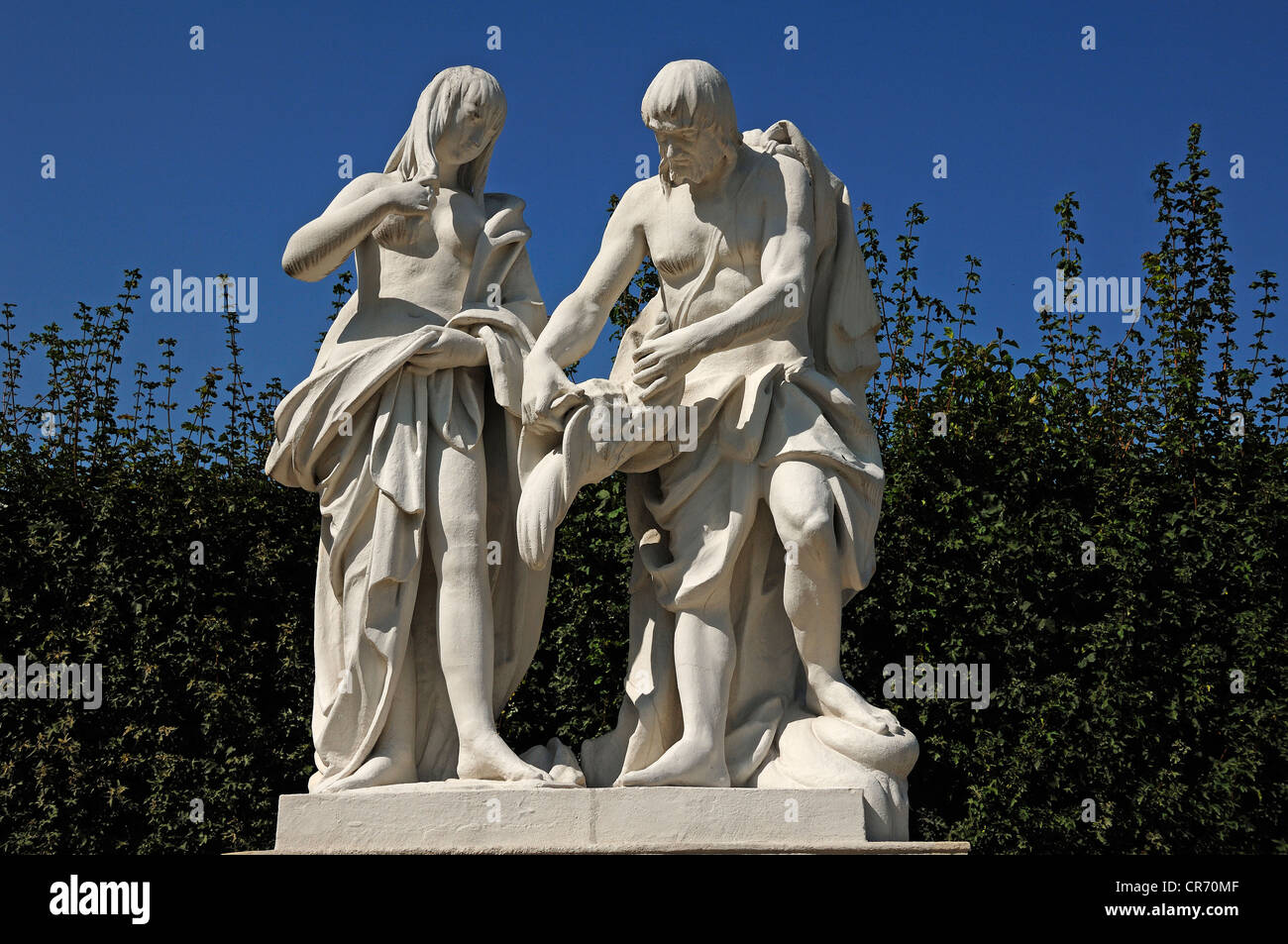 Eine weibliche und eine männliche Statue mit einem Füllhorn, Unteres Schloss Belvedere Palast, Zeichen aus der griechisch-römischen Mythologie Stockfoto