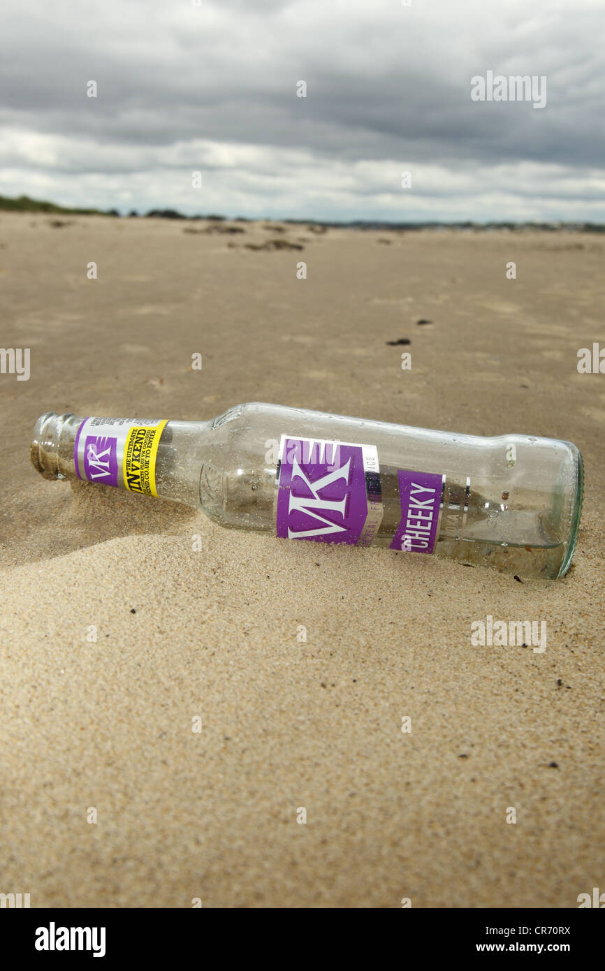 Glasflasche am Strand, Studland Dorset, Mai. Stockfoto