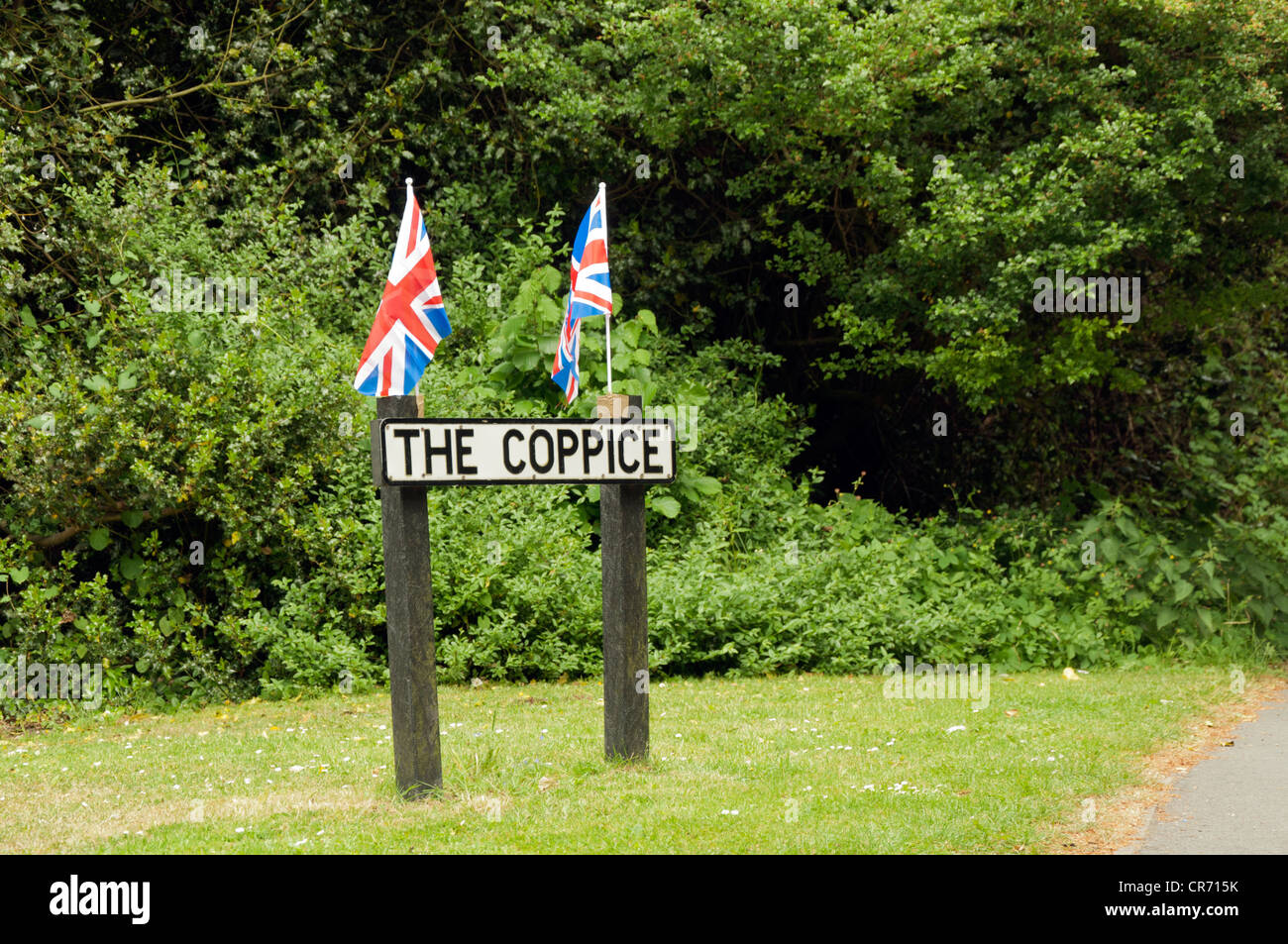 Zwei Union Jacks (Flags) auf eine Straße, die Straße zu unterzeichnen, in der Feier von der Königin Diamond Jubilee Stockfoto