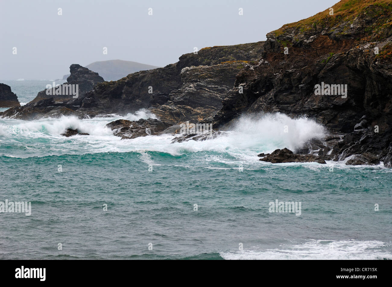 Brechenden Wellen bei Flut in einer Bucht in der Nähe von Newquay, Cornwall, England, Vereinigtes Königreich, Europa Stockfoto