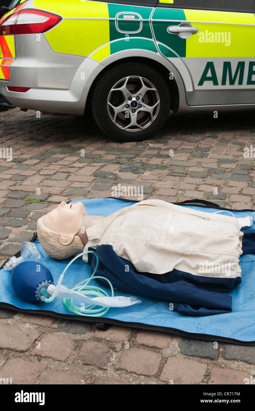 Eine Trainingspuppe für künstliche Beatmung vor Ort durch einen Krankenwagen Stockfoto