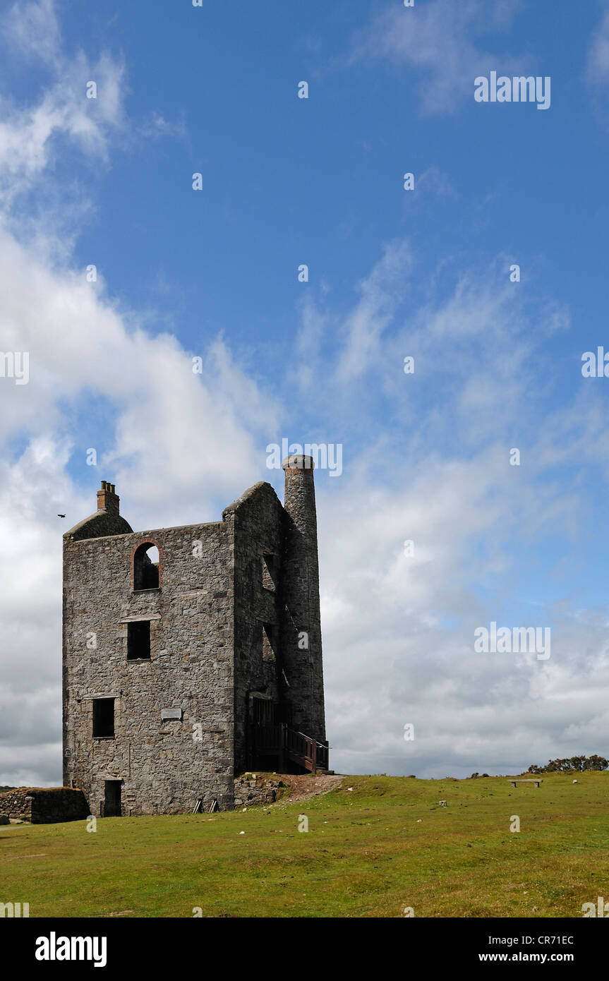 Ruinen von einem Maschinenhaus der ehemaligen Süden Caradon Mine, 19. Jahrhundert, Zinnmine, Schergen, Dartmoor, Cornwall, England Stockfoto