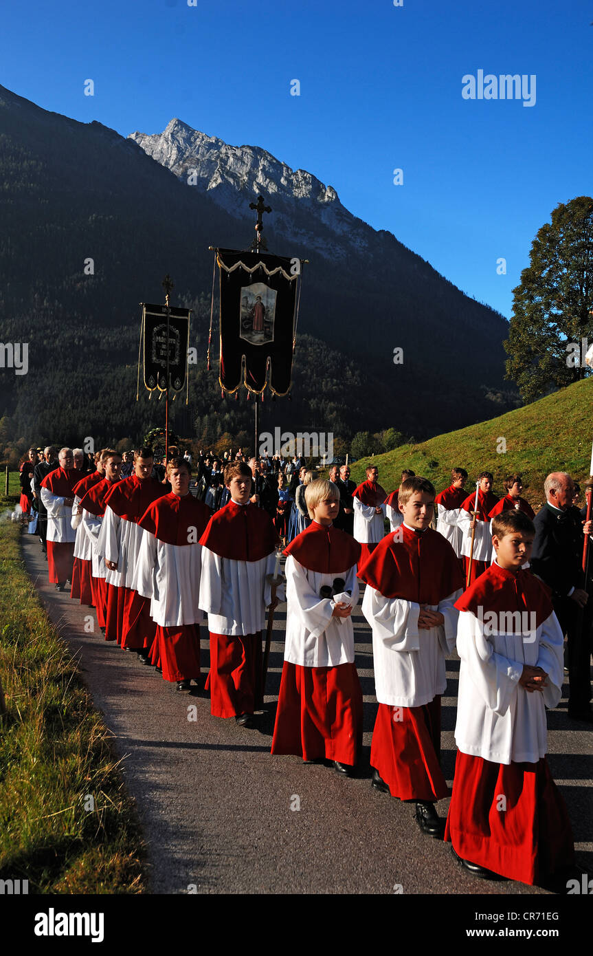 Ministranten während der Thanksgiving-Prozession in Ramsau, Upper Bavaria, Bayern, Deutschland, Europa Stockfoto