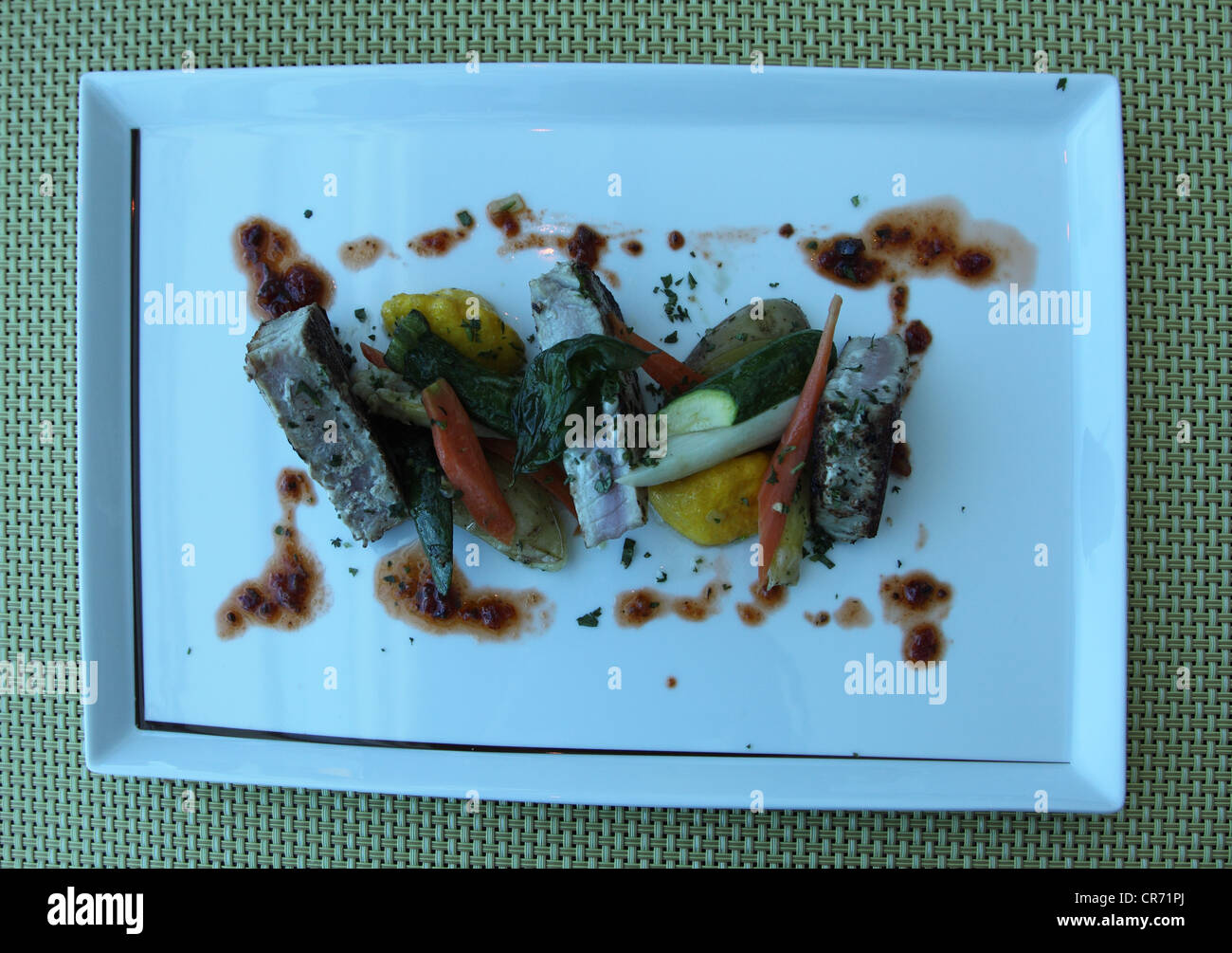Frisch gegrillte Thunfisch serviert im toskanischen Restaurant an Bord der Celebrity Solstice, Luxus-Kreuzfahrtschiff Stockfoto