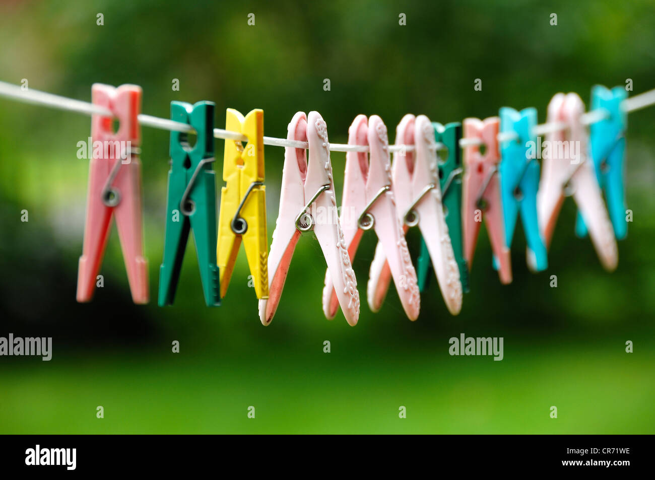 Verschiedenen Wäscheklammern an einer Wäscheleine im Garten Stockfoto