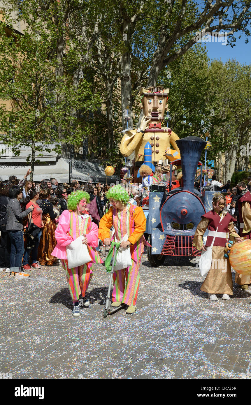Clowns Karneval schwimmt & Prozession des Frühlings Karneval Cours Mirabeau Aix-en-Provence Provence Frankreich Stockfoto