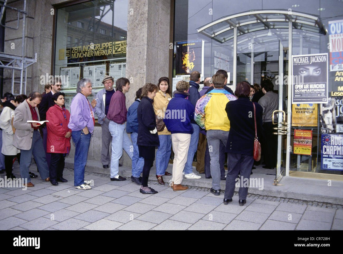 Jackson, Michael, 29.8.1958 - 25.6.2009, US-Popsänger, Fans stehen in einer Warteschlange, um Tickets für sein Konzert in München, 26.3.1992, zu bekommen Stockfoto