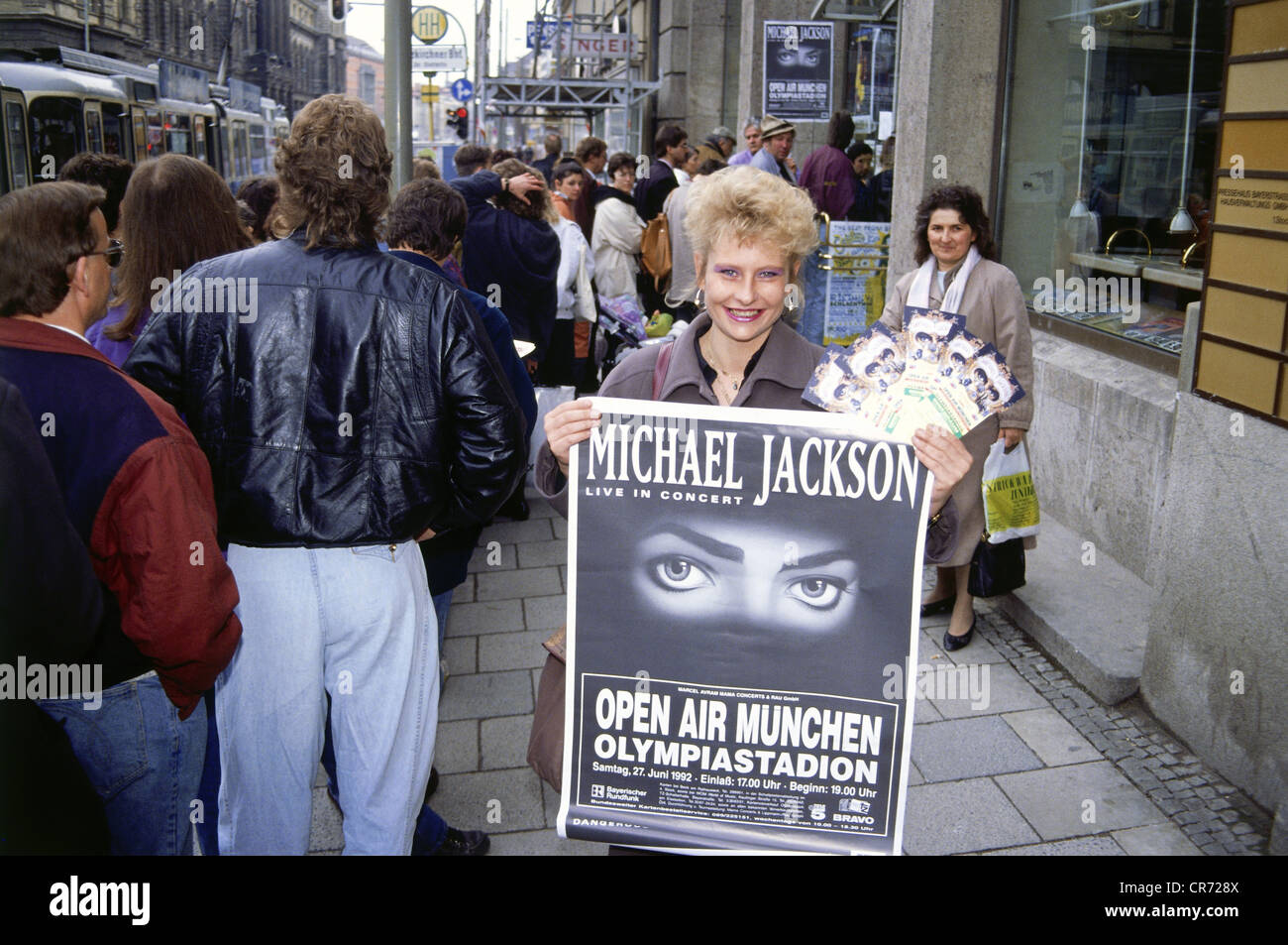 Jackson, Michael, 29.8.1958 - 25.6.2009, US-Pop-Sängerin, Fans stehen in einer Warteschlange, um Tickets für sein Konzert in München zu bekommen, 26.3.1992, Frau mit Plakat, Stockfoto