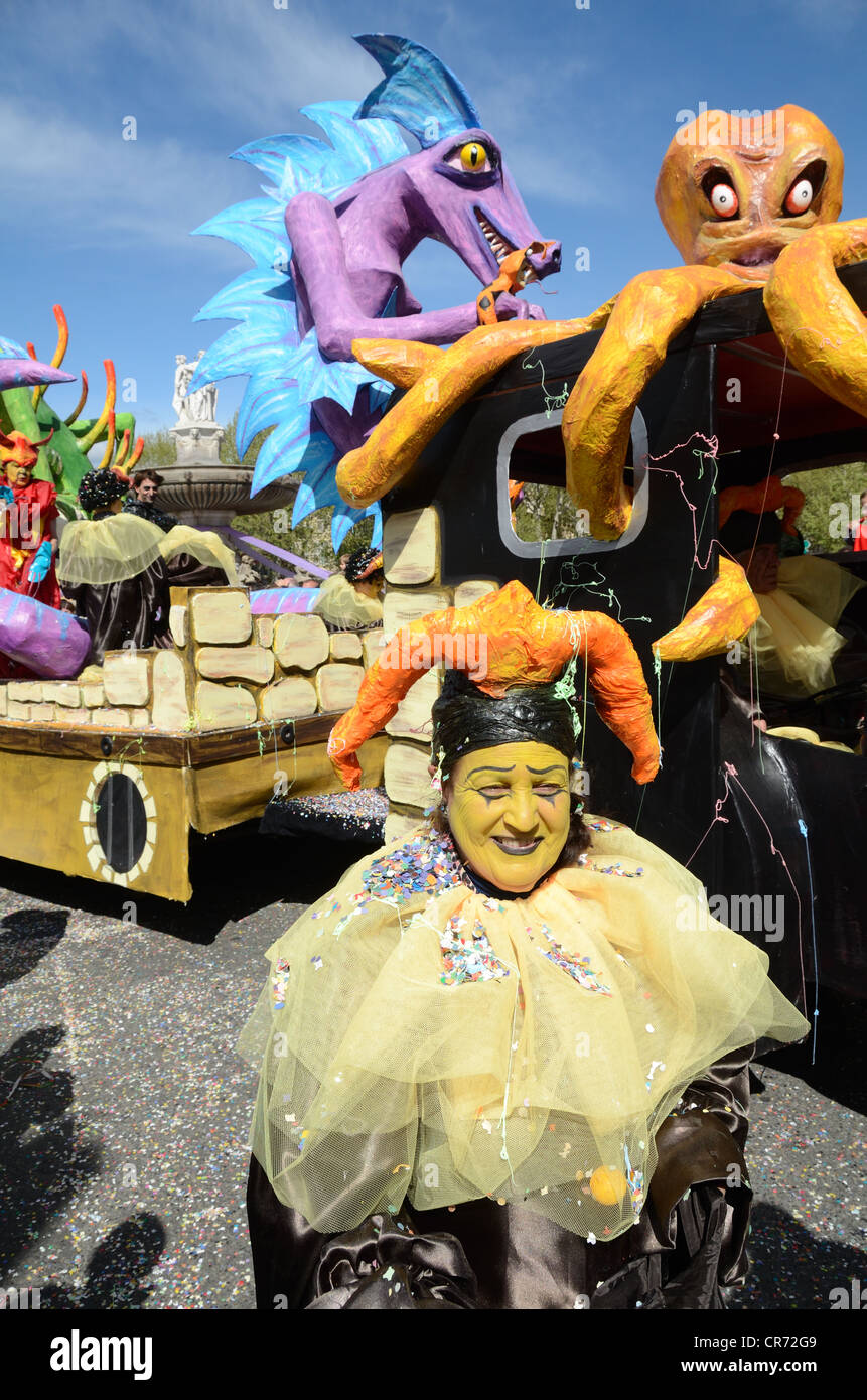 Frau im Kostüm und Monster schweben im Frühling Karneval Aix-en-Provence Frankreich Stockfoto