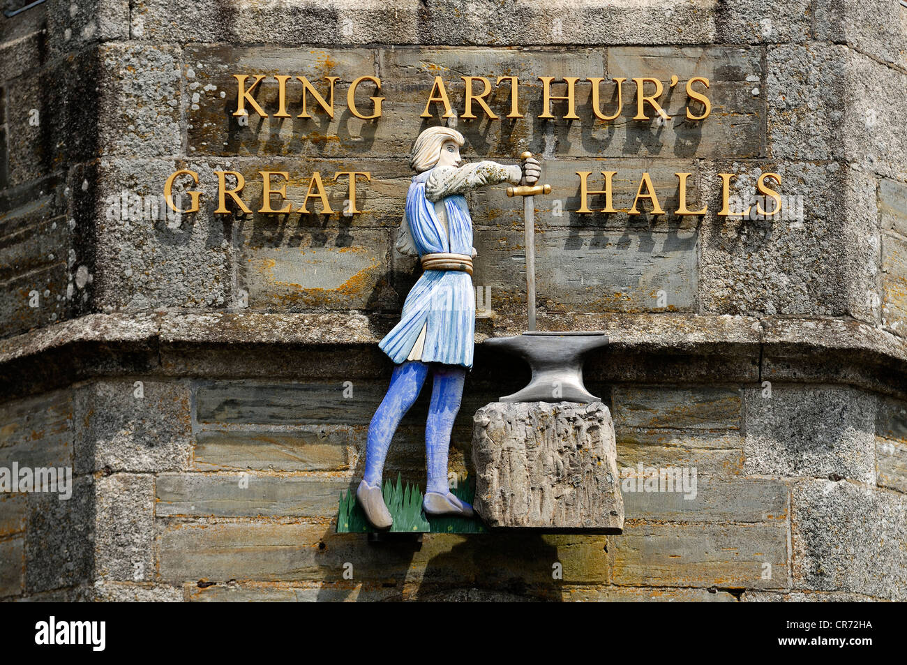 Abbildung über dem Eingang zum König Arthurs Burgsäle, ein Museum für die Geschichte von König Arthur, Vorderstraße, Tintagel, Cornwall Stockfoto