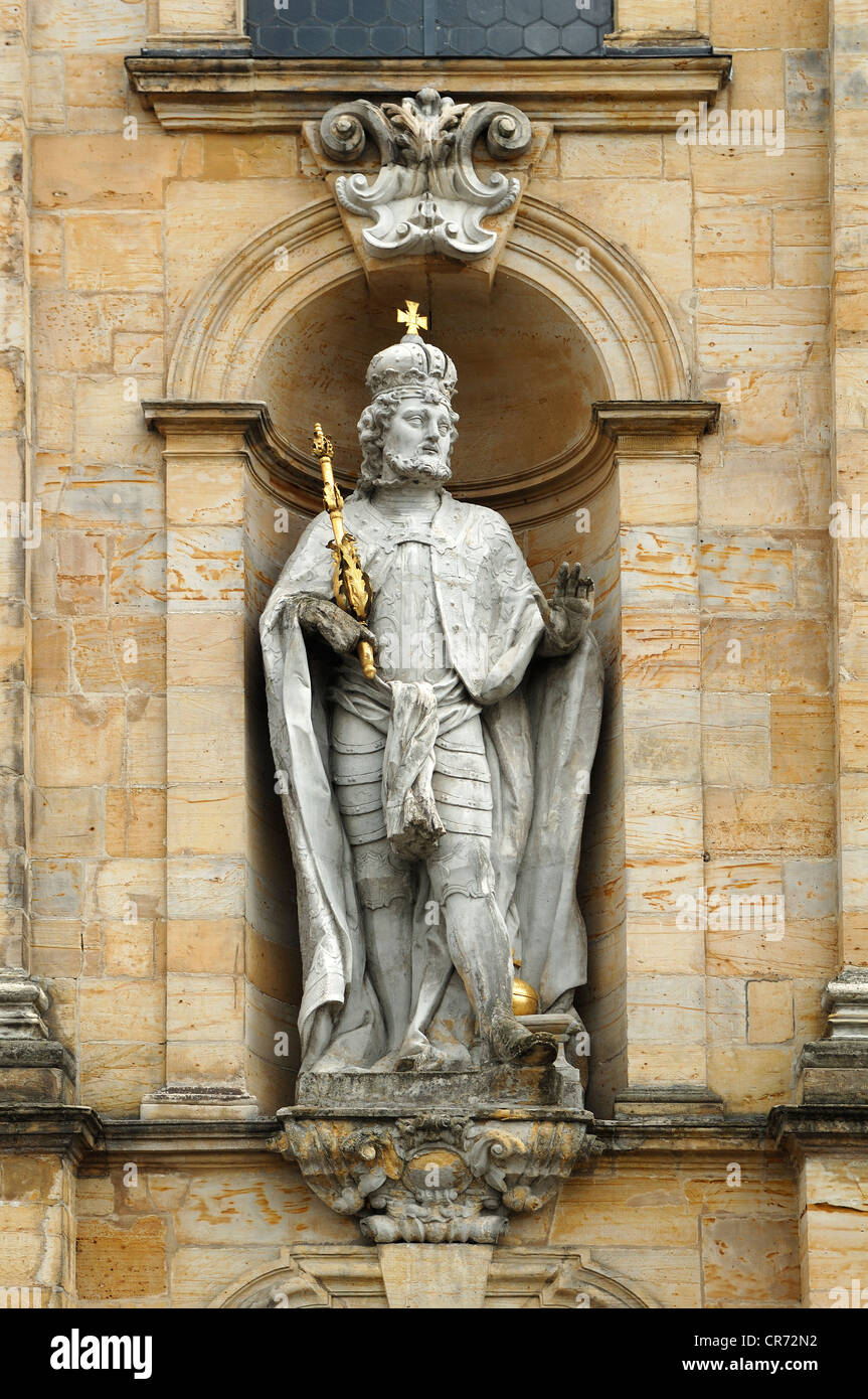 Statue des Kaisers Henry II, 973-1024, an der Hauptfassade des barocken Basilika Goessweinstein, geweiht im Jahre 1739 Stockfoto