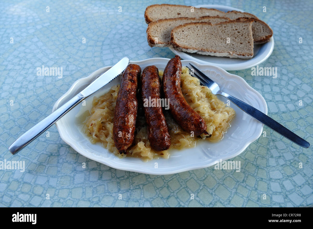 Drei fränkische Bratwurst Bratwürste mit Sauerkraut und Brot auf dem ...
