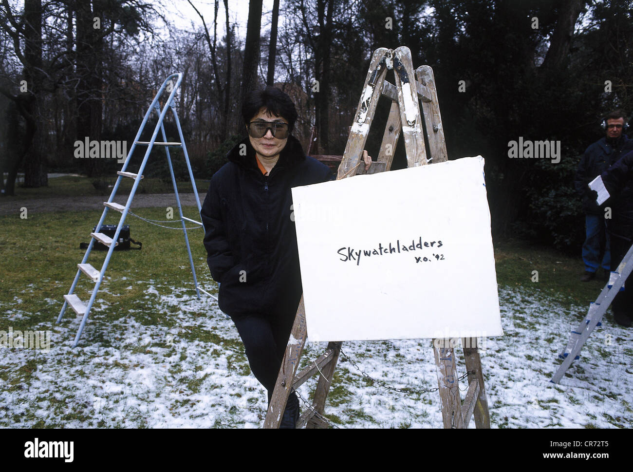 Ono, Yoko, * 18.2.1933, japanische Künstlerin, Witwe von John Lennon, halbe Länge, Vorbereitung ihrer Ausstellung "Color, Fly, Sky", Berlin, Deutschland, Anfang 1993, Stockfoto