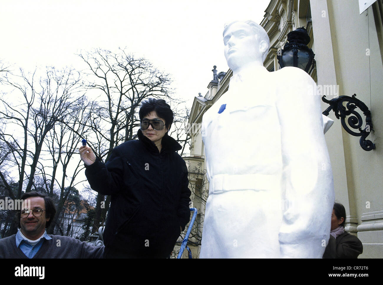 Ono, Yoko, * 18.2.1933, japanische Künstlerin, Witwe von John Lennon, halbe Länge, Vorbereitung ihrer Ausstellung "Color, Fly, Sky", Berlin, Deutschland, Anfang 1993, Stockfoto