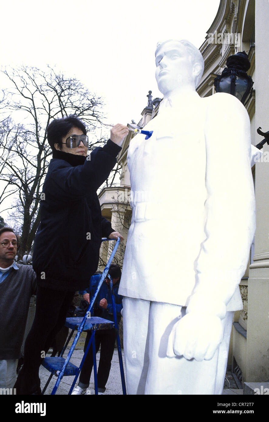 Ono, Yoko, * 18.2.1933, japanische Künstlerin, Witwe von John Lennon, volle Länge, Vorbereitung ihrer Ausstellung "Color, Fly, Sky", Berlin, Deutschland, Anfang 1993, Stockfoto