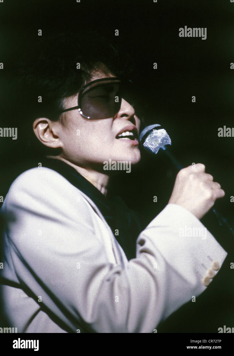 Ono, Yoko, * 18.2.1933, japanische Künstlerin, Witwe von John Lennon, halbe Länge, Gesang, ca. 1980er Jahre, Stockfoto