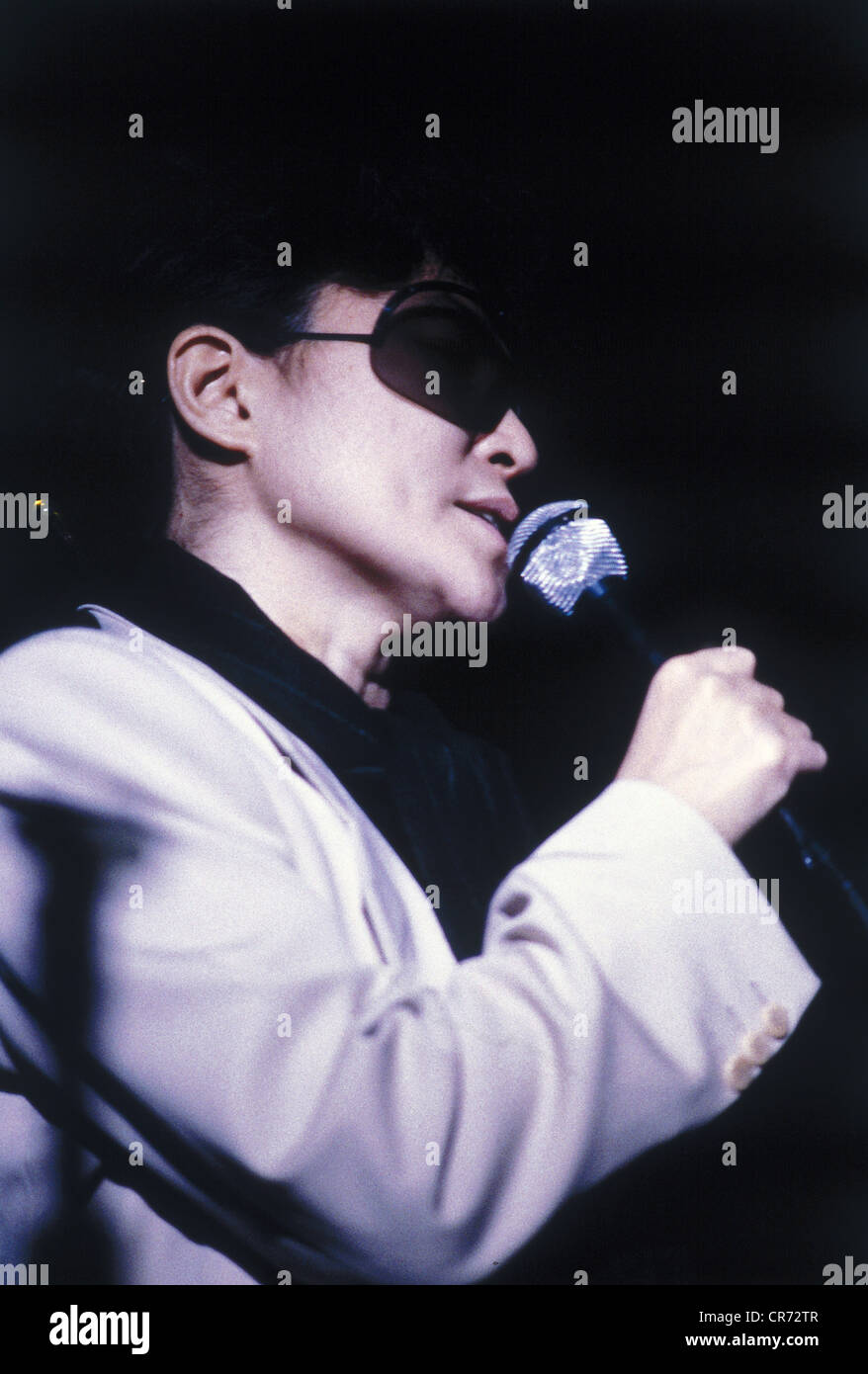Ono, Yoko, * 18.2.1933, japanische Künstlerin, Witwe von John Lennon, halbe Länge, Gesang, ca. 1980er Jahre, Stockfoto