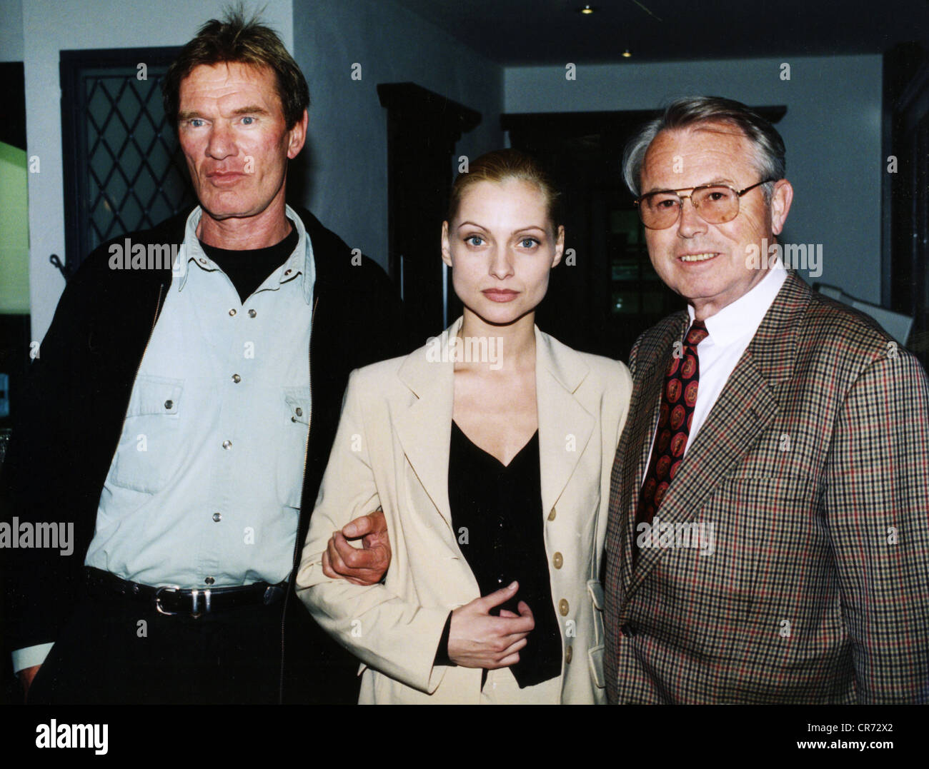 Zimmermann, Eduard, 4.2.1929 - 19.9.2009, deutscher Journalist, Fernsehmoderator (rechts), Gruppenbild mit dem Schauspieler Burkhard Driest und der Schauspielerin Catherine Flemming, April 1996, Stockfoto