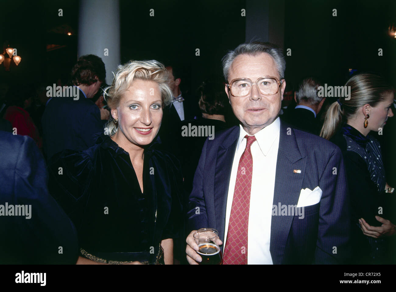 Zimmermann, Eduard, 4.2.1929 19.9.2009, deutscher Journalist, TVModeratorin, halbe Länge, mit